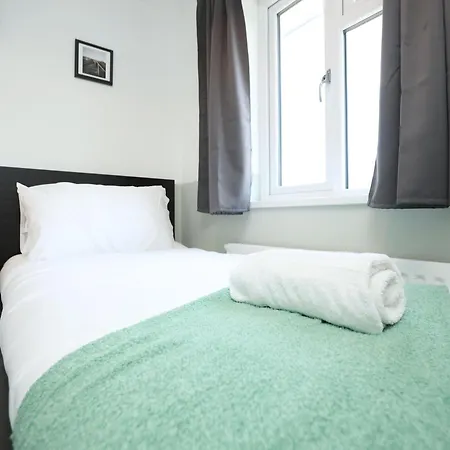 Homely ! Perfect For Contractors And Guests With Private Off Street Parking * ブリストル