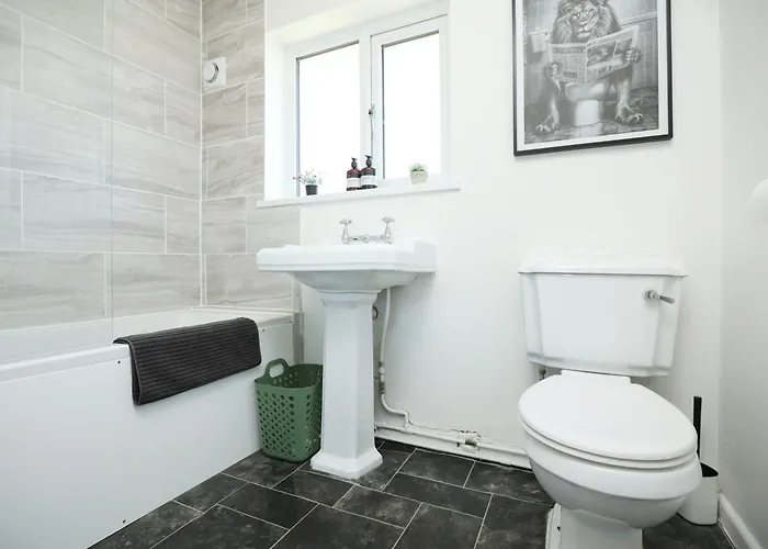 Homely ! Perfect For Contractors And Guests With Private Off Street Parking アパート *