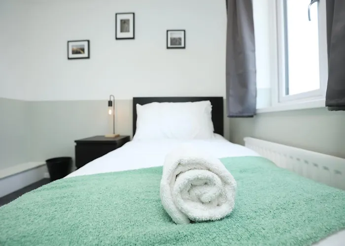 Homely ! Perfect For Contractors And Guests With Private Off Street Parking