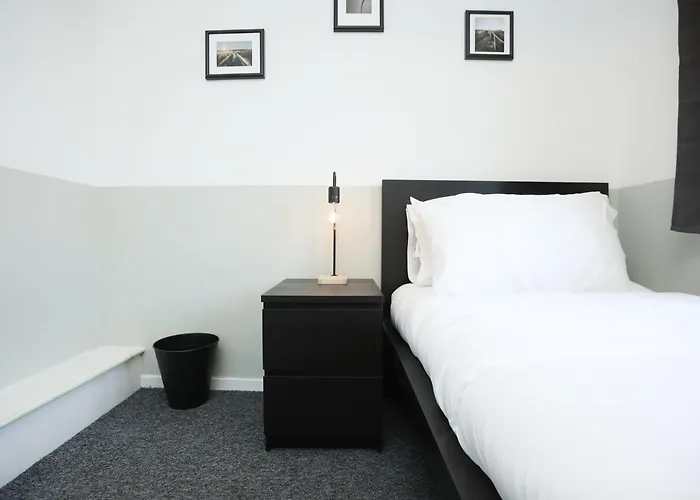 Homely ! Perfect For Contractors And Guests With Private Off Street Parking アパート *