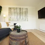 شقة Homely ! Perfect For Contractors And Guests With Private Off Street Parking
