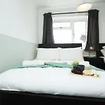 شقة Homely ! Perfect For Contractors And Guests With Private Off Street Parking *