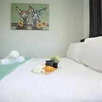 Homely ! Perfect For Contractors And Guests With Private Off Street Parking بريستول