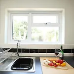 Homely ! Perfect For Contractors And Guests With Private Off Street Parking