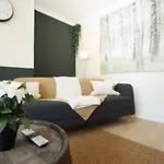 Daire Homely ! Perfect For Contractors And Guests With Private Off Street Parking