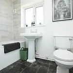 Homely ! Perfect For Contractors And Guests With Private Off Street Parking شقة *