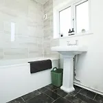 Daire Homely ! Perfect For Contractors And Guests With Private Off Street Parking Bristol