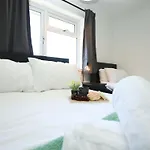 شقة Homely ! Perfect For Contractors And Guests With Private Off Street Parking *