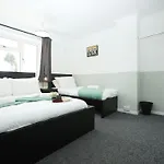 Homely ! Perfect For Contractors And Guests With Private Off Street Parking شقة