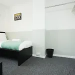 Homely ! Perfect For Contractors And Guests With Private Off Street Parking شقة *