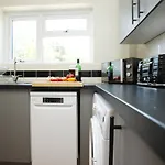Homely ! Perfect For Contractors And Guests With Private Off Street Parking شقة بريستول