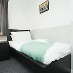 Homely ! Perfect For Contractors And Guests With Private Off Street Parking شقة *