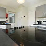 Homely ! Perfect For Contractors And Guests With Private Off Street Parking شقة *