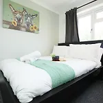 Daire Homely ! Perfect For Contractors And Guests With Private Off Street Parking Bristol