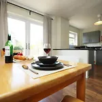 Homely ! Perfect For Contractors And Guests With Private Off Street Parking Daire