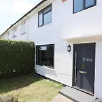 Homely ! Perfect For Contractors And Guests With Private Off Street Parking *