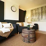 Homely ! Perfect For Contractors And Guests With Private Off Street Parking Daire