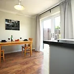 شقة Homely ! Perfect For Contractors And Guests With Private Off Street Parking *