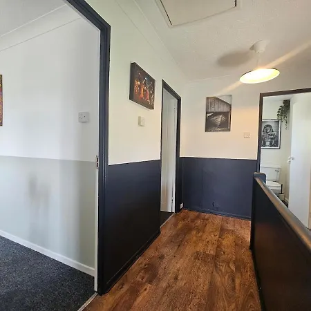 Perfect For Contractors, Tradespeople, Pvt Parking Apartment Bristol