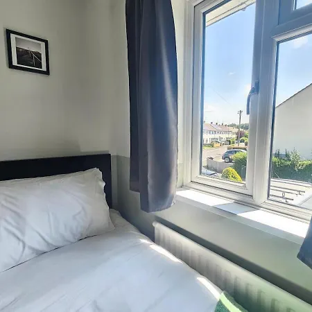 Perfect For Contractors, Tradespeople, Pvt Parking Apartment *