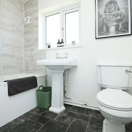 Perfect For Contractors, Tradespeople, Pvt Parking Apartment
