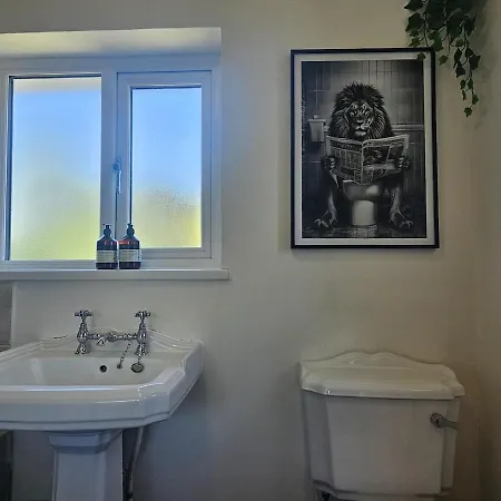Perfect For Contractors, Tradespeople, Pvt Parking Apartment Bristol