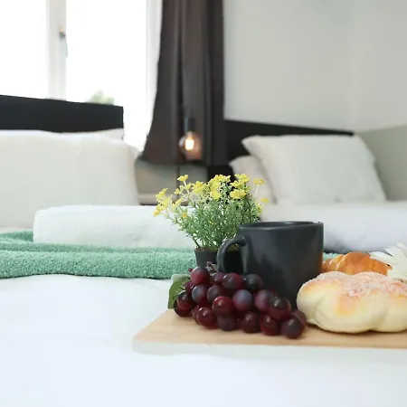 Perfect For Contractors, Tradespeople, Pvt Parking Apartment *