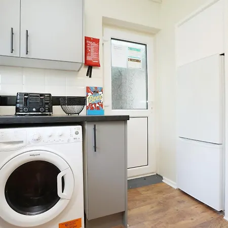 Perfect For Contractors, Tradespeople, Pvt Parking Apartment *