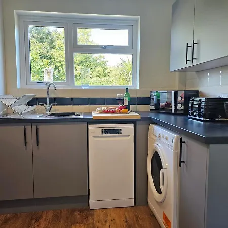 Perfect For Contractors, Tradespeople, Pvt Parking Apartment