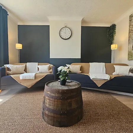 Perfect For Contractors, Tradespeople, Pvt Parking Apartment *