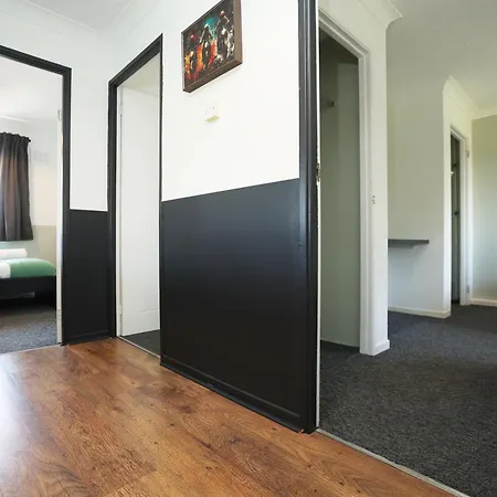 Homely ! Perfect For Contractors And Guests With Private Off Street Parking *