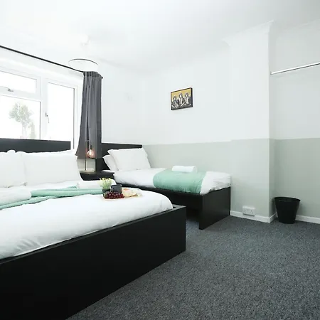 Lägenhet Homely ! Perfect For Contractors And Guests With Private Off Street Parking