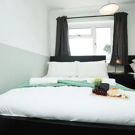 Apartamento Homely ! Perfect For Contractors And Guests With Private Off Street Parking *