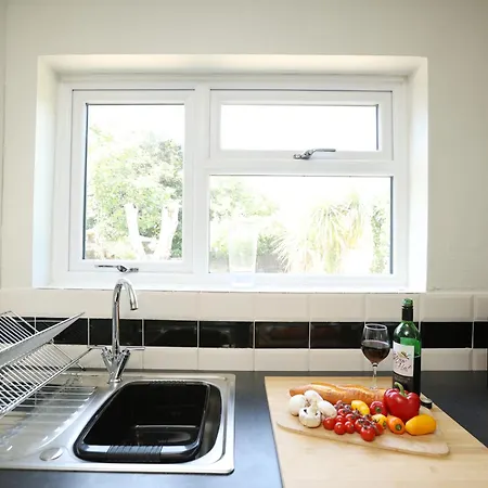 Homely ! Perfect For Contractors And Guests With Private Off Street Parking