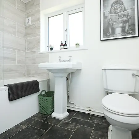 Homely ! Perfect For Contractors And Guests With Private Off Street Parking Lägenhet *