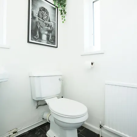 Apartamento Homely ! Perfect For Contractors And Guests With Private Off Street Parking *