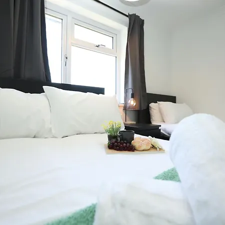 Apartamento Homely ! Perfect For Contractors And Guests With Private Off Street Parking *