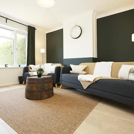 Homely ! Perfect For Contractors And Guests With Private Off Street Parking *