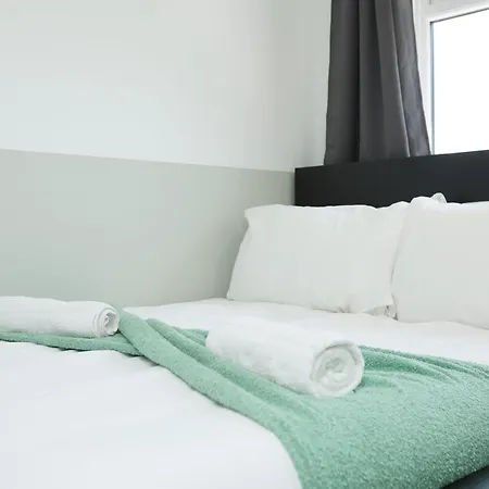 Homely ! Perfect For Contractors And Guests With Private Off Street Parking Bristol