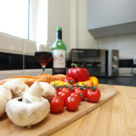 Homely ! Perfect For Contractors And Guests With Private Off Street Parking * Bristol