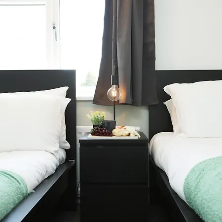 Homely ! Perfect For Contractors And Guests With Private Off Street Parking Lejlighed