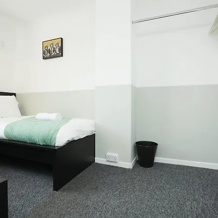 Homely ! Perfect For Contractors And Guests With Private Off Street Parking Apartment *
