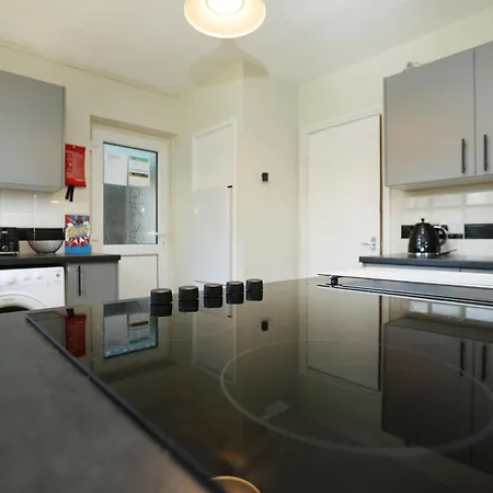 Homely ! Perfect For Contractors And Guests With Private Off Street Parking Apartment *