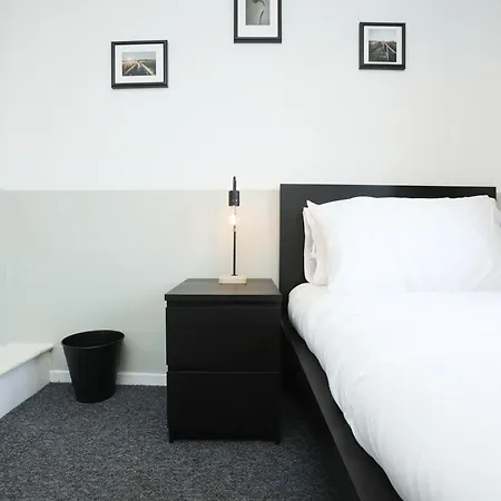 Homely ! Perfect For Contractors And Guests With Private Off Street Parking Apartment *