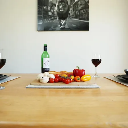 Homely ! Perfect For Contractors And Guests With Private Off Street Parking Apartment *