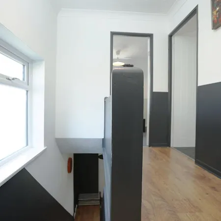 Lägenhet Homely ! Perfect For Contractors And Guests With Private Off Street Parking Bristol
