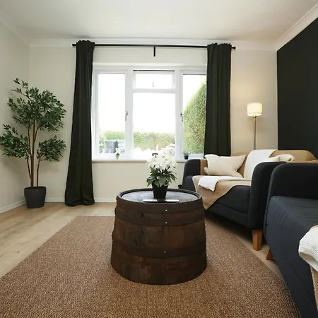 Homely ! Perfect For Contractors And Guests With Private Off Street Parking *