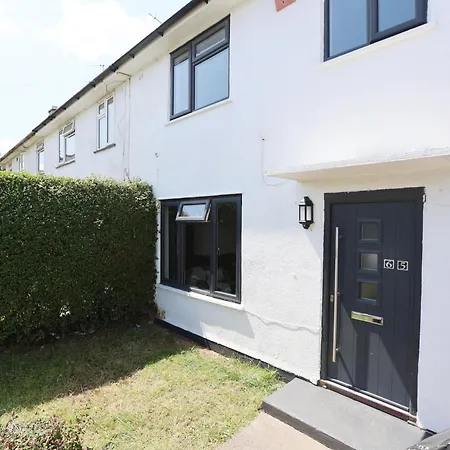 Homely ! Perfect For Contractors And Guests With Private Off Street Parking *