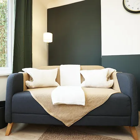 Homely ! Perfect For Contractors And Guests With Private Off Street Parking Apartment *