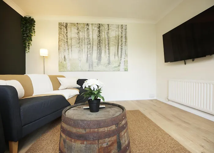 Apartment Homely ! Perfect For Contractors And Guests With Private Off Street Parking